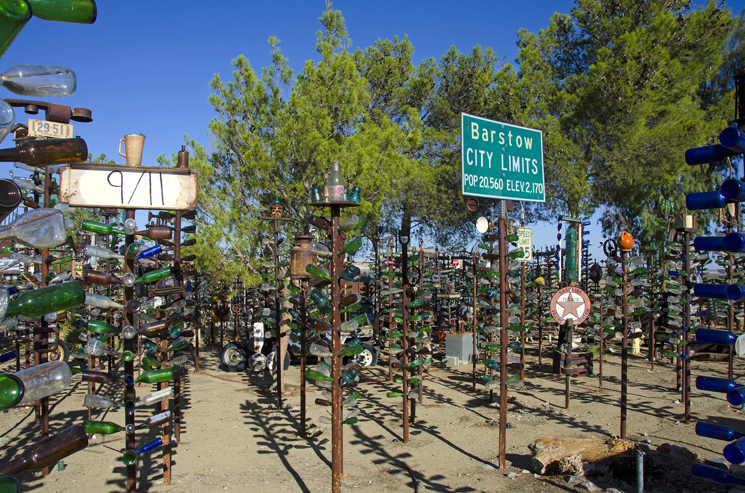 Elmer's Bottle Tree Ranch, Oro Grande, Cal - Rt. 66 — Abandoned